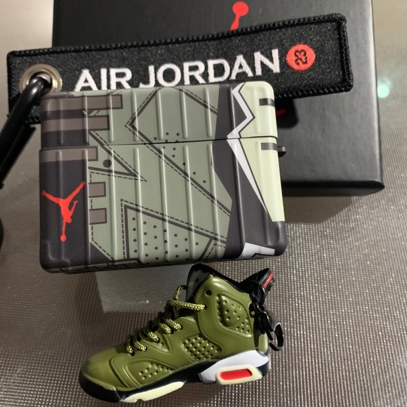 AirPod case - Picture 2 of 7